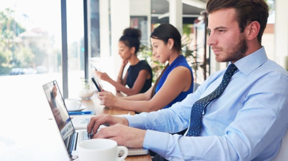 Équipe Jandurovia en session de travail sur la stratégie de contenu SEO